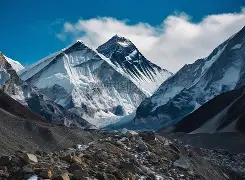  雪域鲸鲨队鏖战中原黑豹队，足球大师赛读秒绝平，转换速度占优。门前嗅觉决定胜负