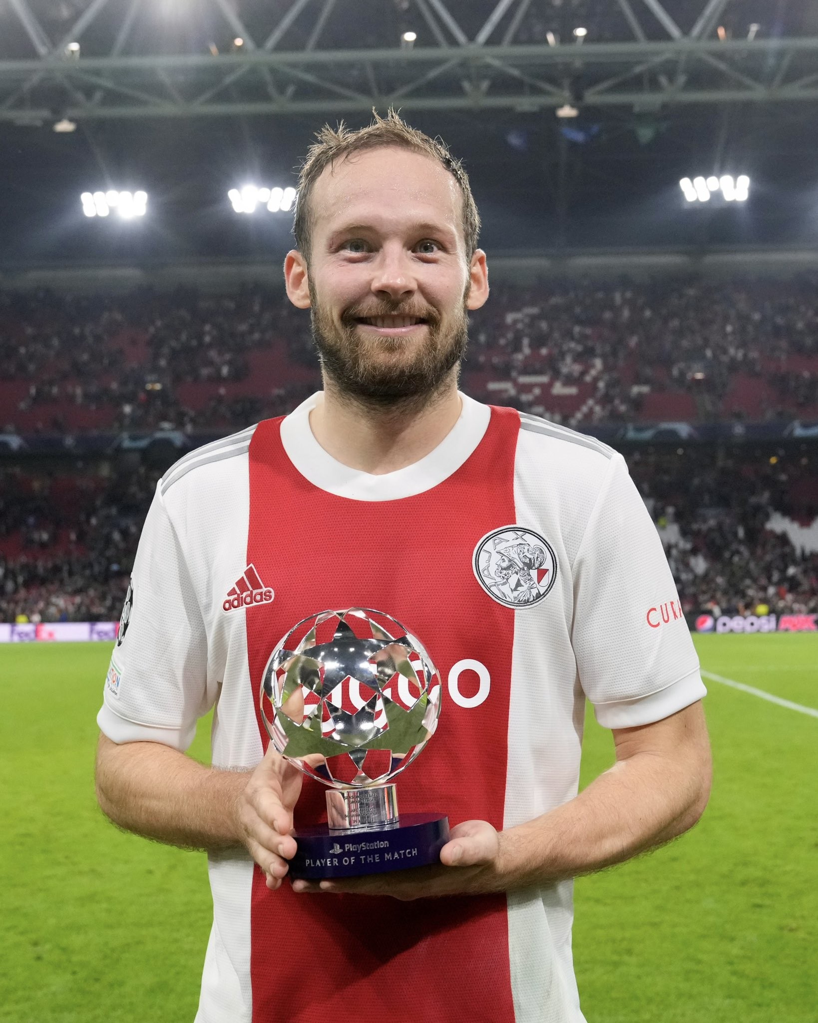 爱游戏登录入口 -关于阿贾克斯训练开放日，集结日手感冰凉引欢呼，德甲在即，年轻球员得到机会的信息